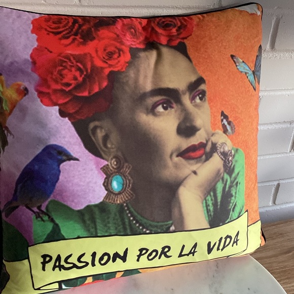 EUC FRIDA KAHLO Accent Decorative Zippered Pillow 🦋Includes Bonus Insert Pillow - Picture 14 of 15